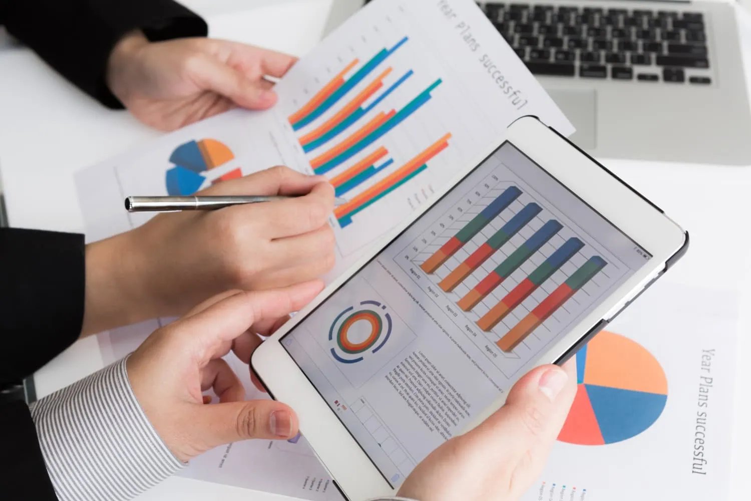 Dashboards vs Reports: Which One is Right for Your Business?